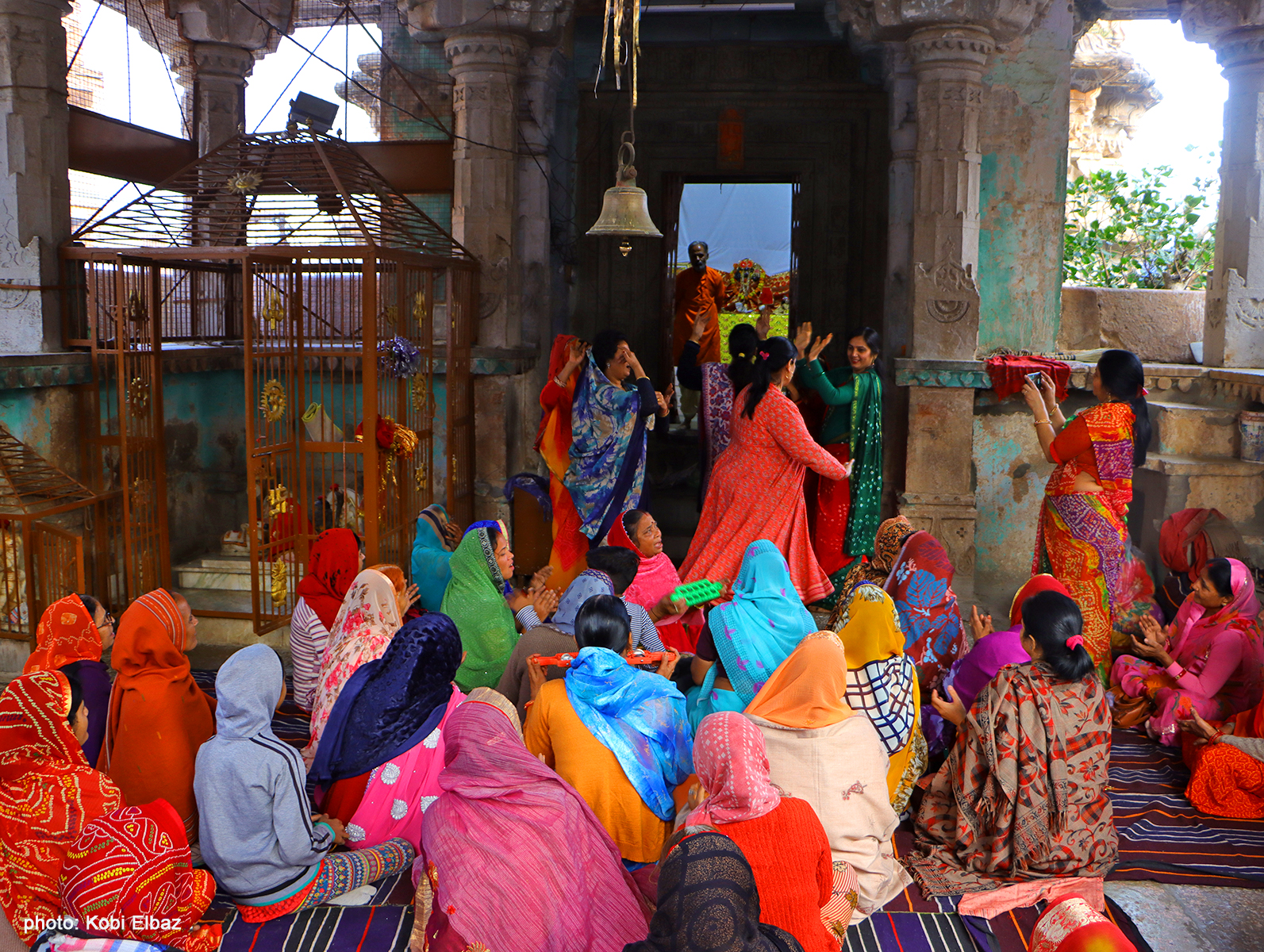 חגיגת נשים מלאה בשמחה וצבע במקדש מקומי