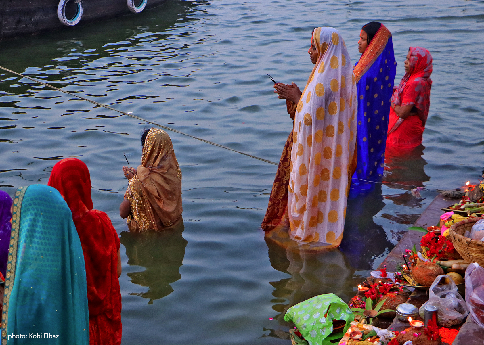 נשים טובלות בנהר הגנגס